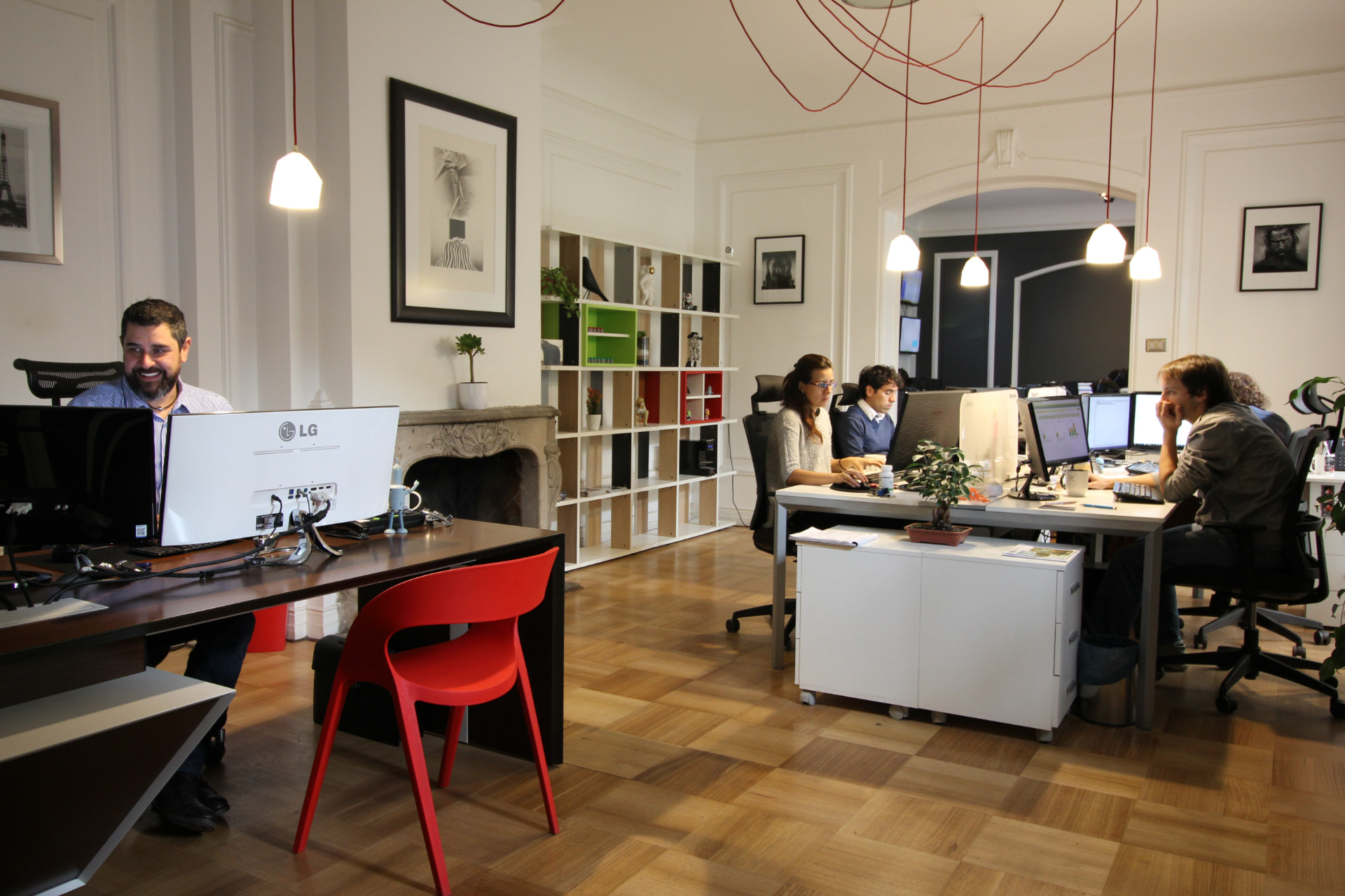 Oficinas del grupo con el equipo trabajando